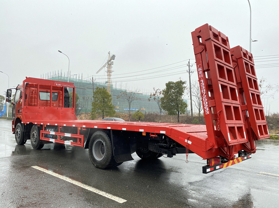 解放J6前小三軸平板運(yùn)輸車